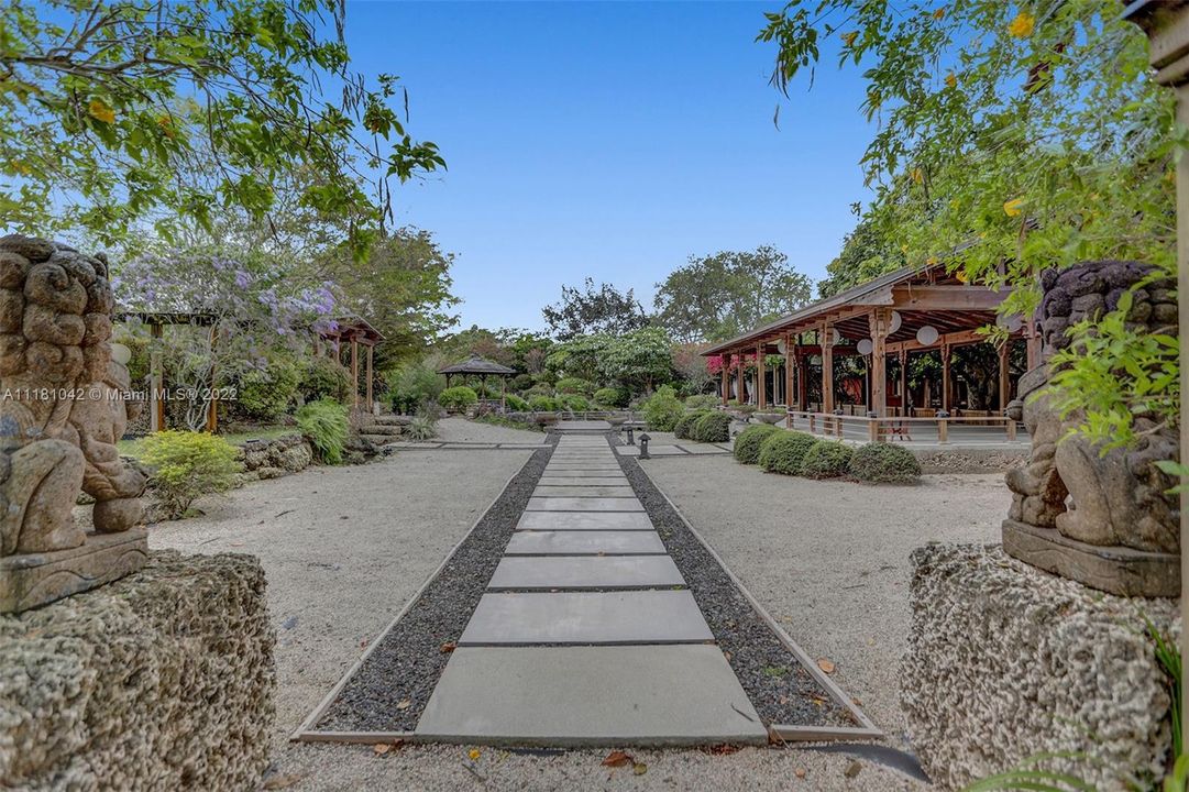 Recently Sold: $2,900,000 (5 beds, 3 baths, 6078 Square Feet)
