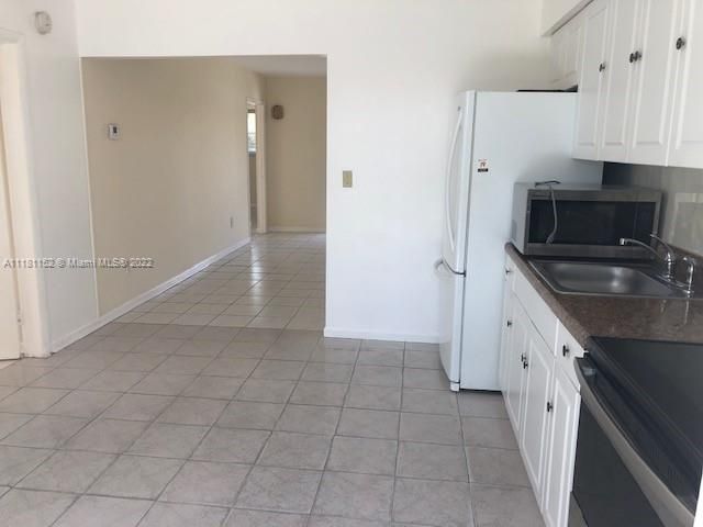 Recently Rented: $2,950 (3 beds, 2 baths, 1300 Square Feet)