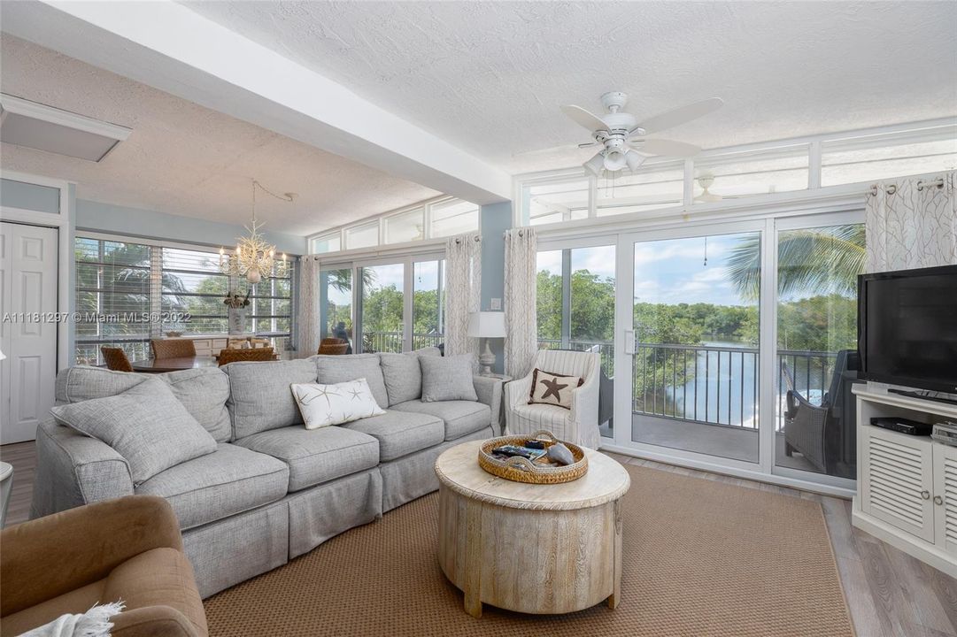 Recently Sold: $1,875,000 (3 beds, 2 baths, 1222 Square Feet)