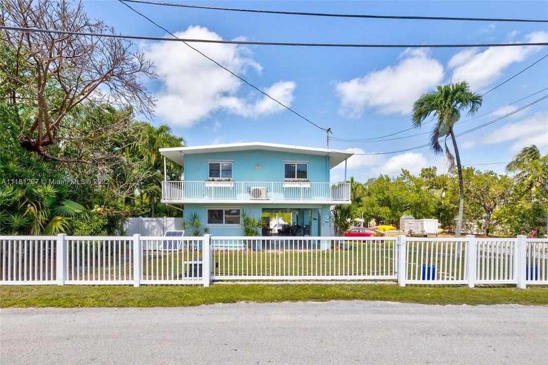 Recently Sold: $1,875,000 (3 beds, 2 baths, 1222 Square Feet)