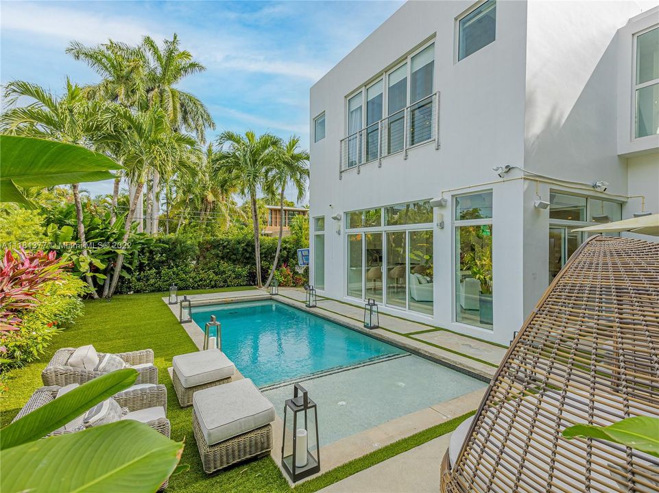 Recently Sold: $4,495,000 (4 beds, 4 baths, 3147 Square Feet)