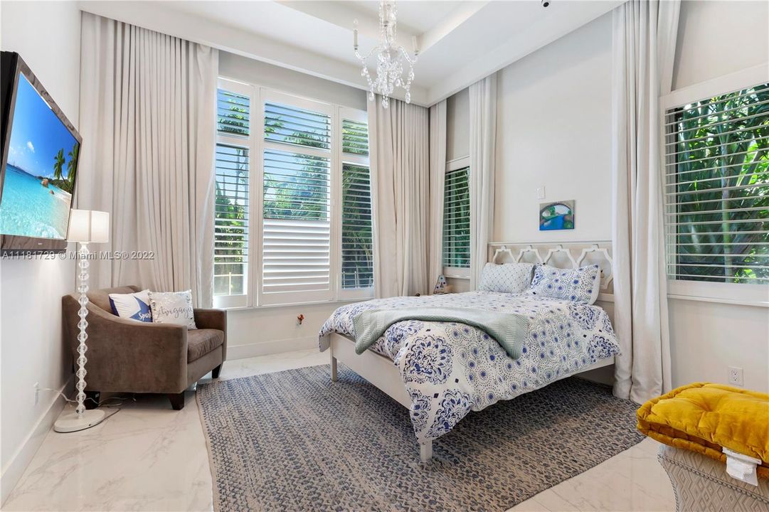 最近售出: $5,895,000 (5 贝兹, 6 浴室, 0 平方英尺)