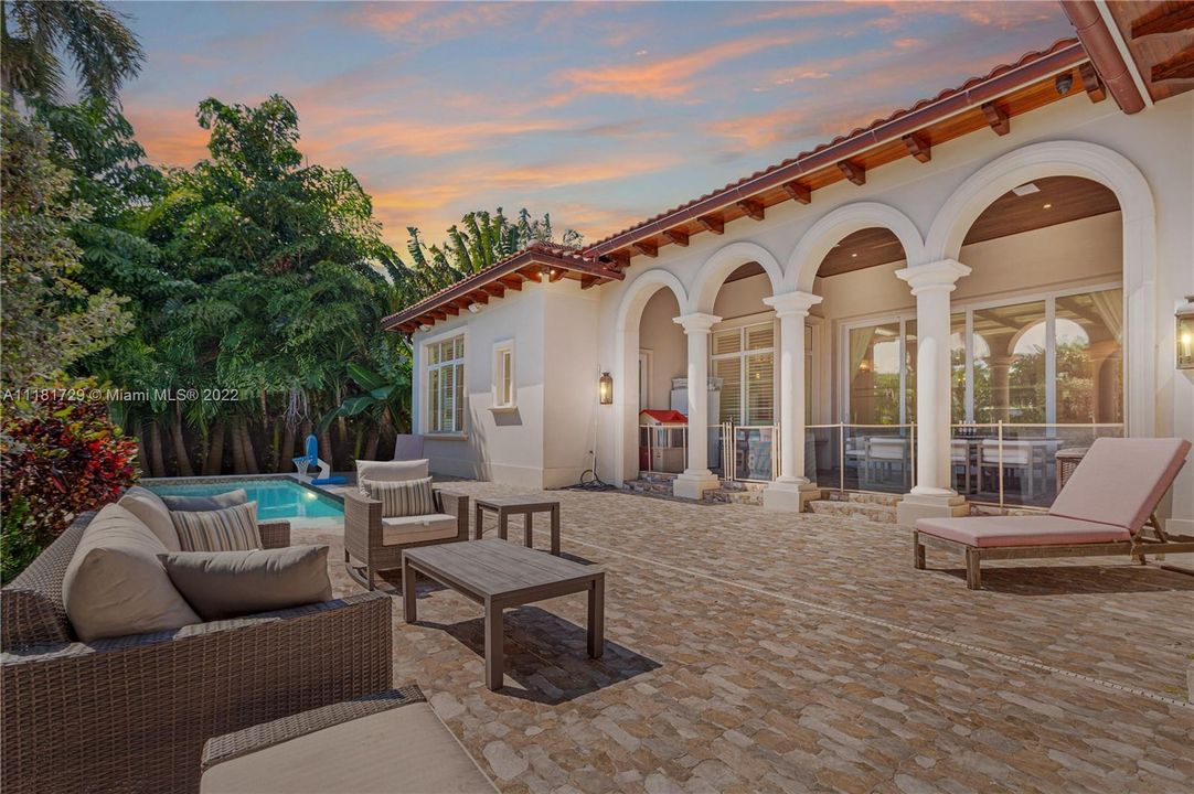 最近售出: $5,895,000 (5 贝兹, 6 浴室, 0 平方英尺)