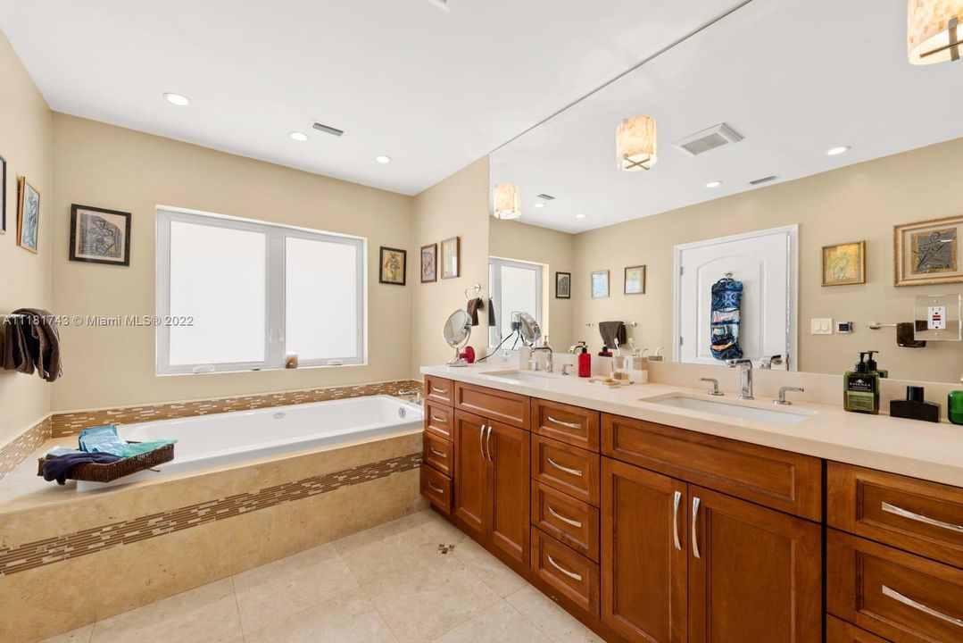 Недавно продано: $1,049,000 (4 спален, 3 ванн, 3455 Квадратных фут)