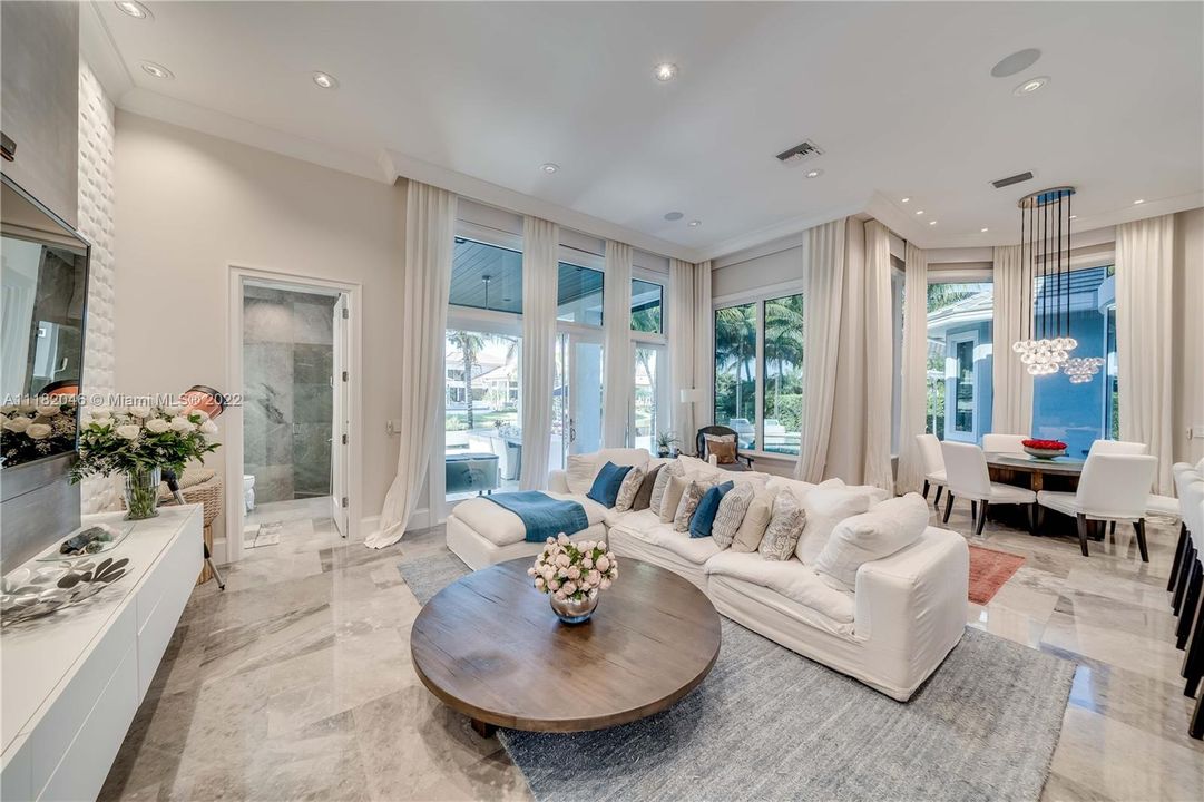 Recently Sold: $3,499,000 (6 beds, 6 baths, 4802 Square Feet)