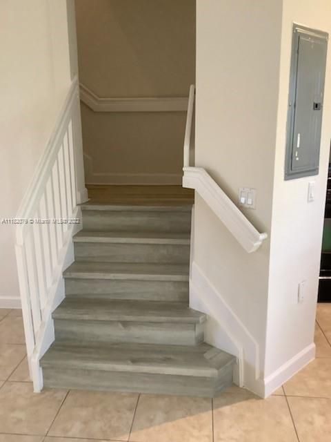 Recently Rented: $2,895 (3 beds, 2 baths, 1554 Square Feet)