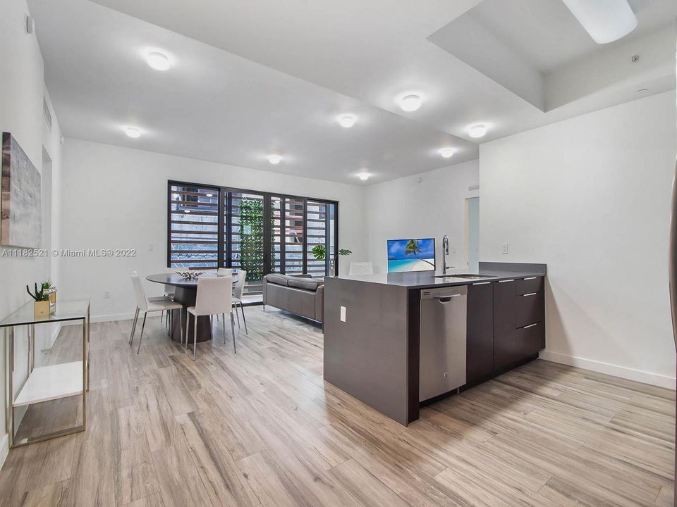 Recently Sold: $869,000 (2 beds, 2 baths, 1350 Square Feet)