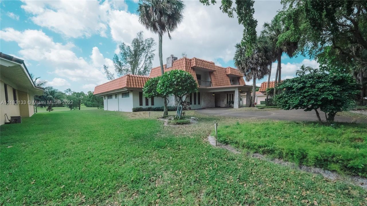 Recently Sold: $1,800,000 (5 beds, 3 baths, 5228 Square Feet)