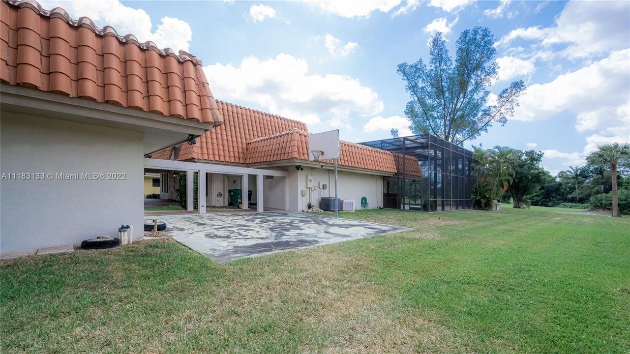 Vendido Recientemente: $1,800,000 (5 camas, 3 baños, 5228 Pies cuadrados)