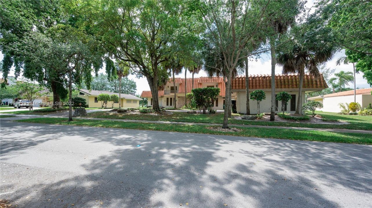 Recently Sold: $1,800,000 (5 beds, 3 baths, 5228 Square Feet)