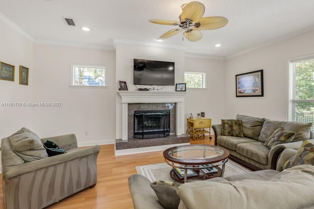 Recently Sold: $1,320,000 (5 beds, 4 baths, 4730 Square Feet)