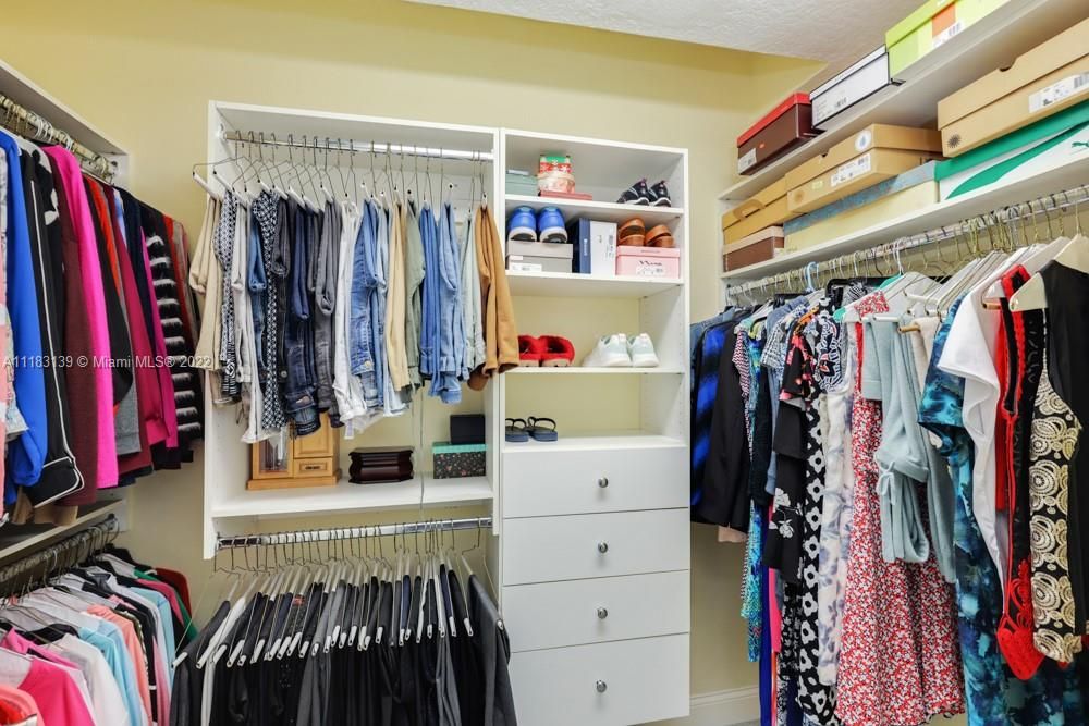 Recently Sold: $1,320,000 (5 beds, 4 baths, 4730 Square Feet)