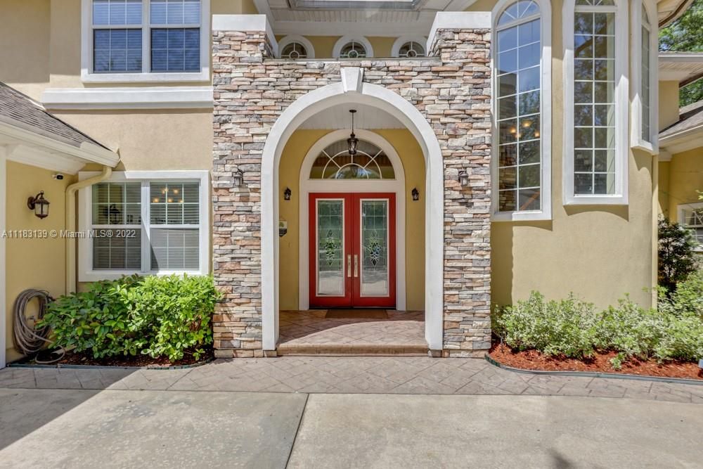 Recently Sold: $1,320,000 (5 beds, 4 baths, 4730 Square Feet)