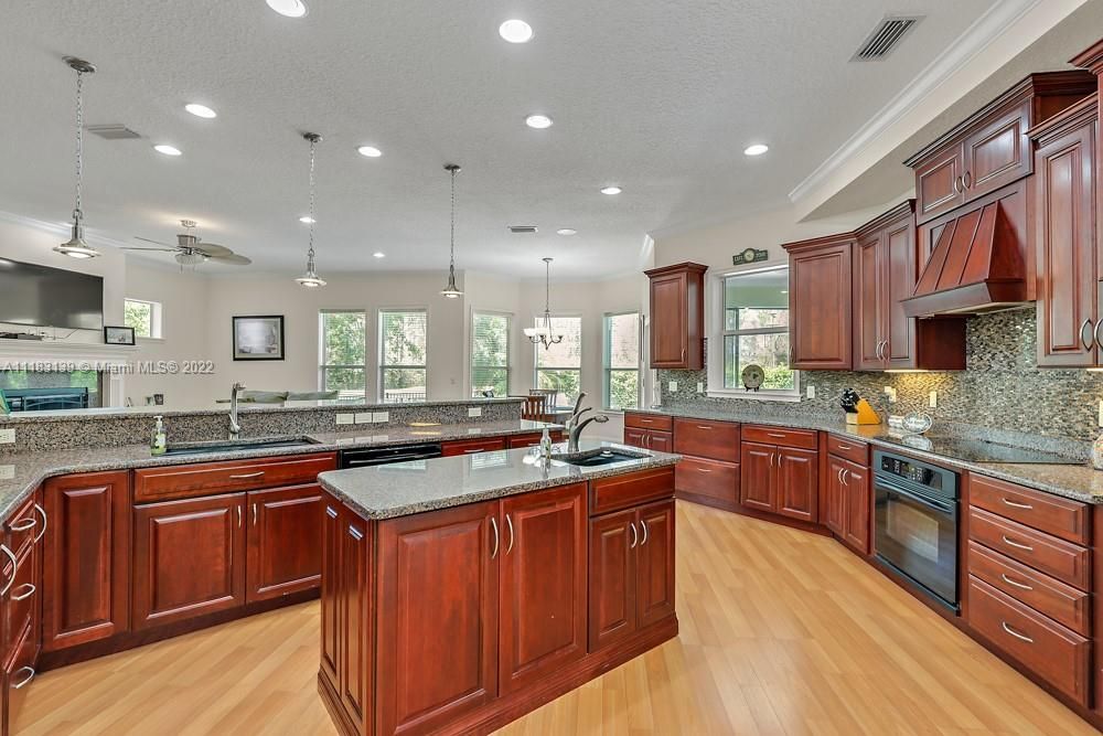 Recently Sold: $1,320,000 (5 beds, 4 baths, 4730 Square Feet)