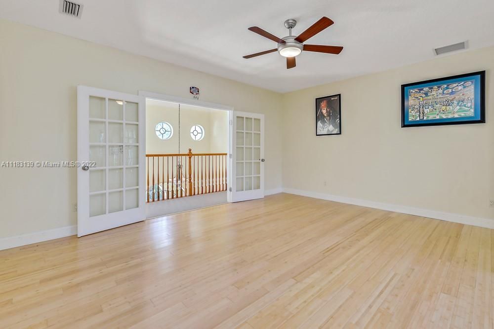 Recently Sold: $1,320,000 (5 beds, 4 baths, 4730 Square Feet)