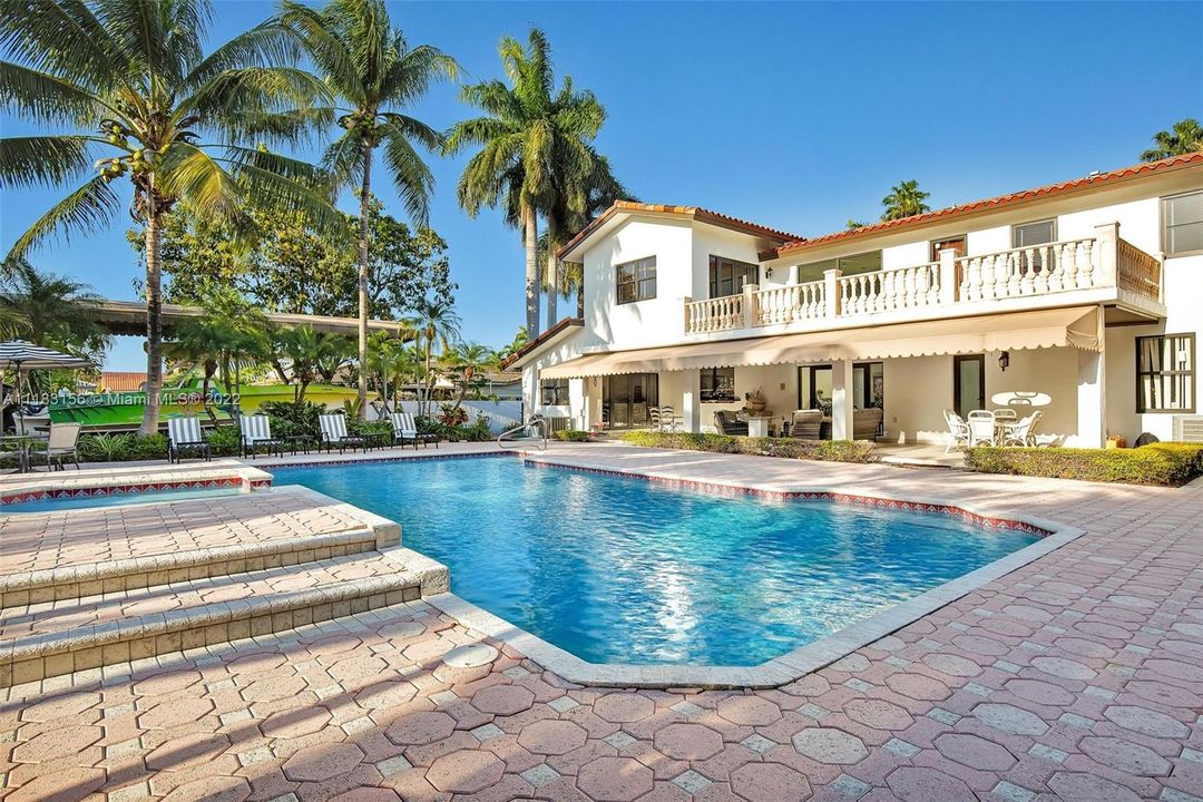Recently Sold: $1,890,000 (5 beds, 4 baths, 3078 Square Feet)