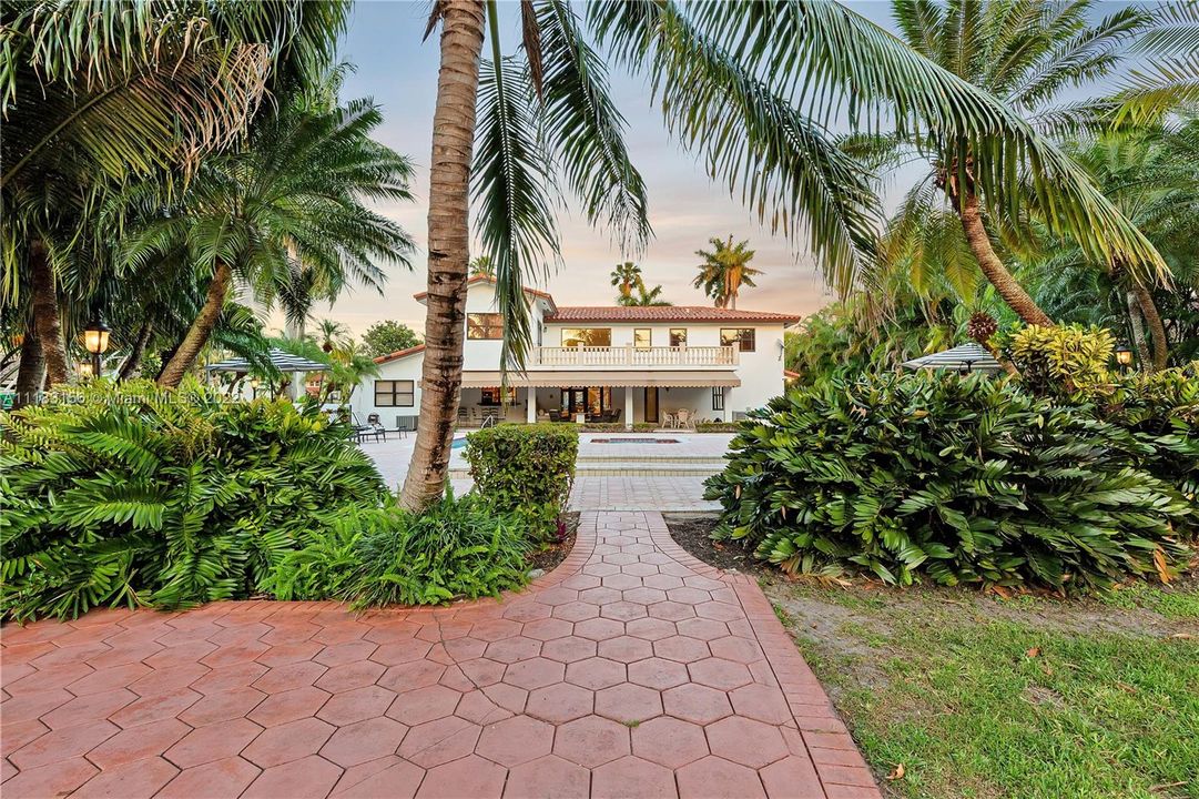 Recently Sold: $1,890,000 (5 beds, 4 baths, 3078 Square Feet)