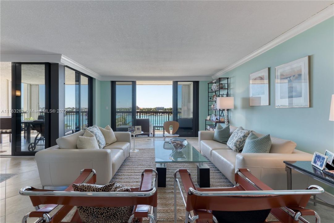 Recently Sold: $2,695,000 (3 beds, 2 baths, 3025 Square Feet)