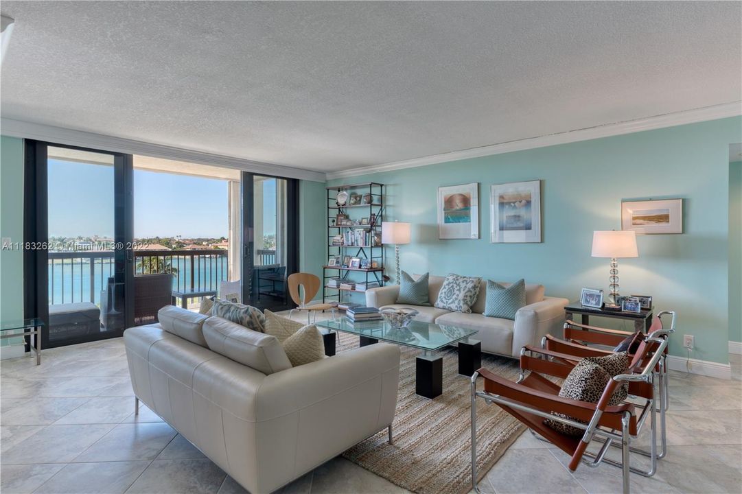 Recently Sold: $2,695,000 (3 beds, 2 baths, 3025 Square Feet)