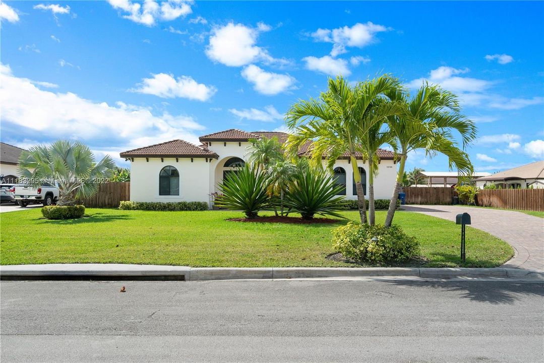 Recently Sold: $810,000 (5 beds, 3 baths, 2654 Square Feet)