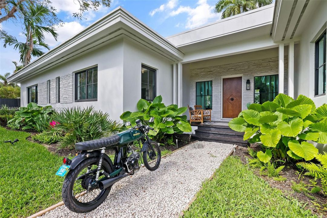 Recently Sold: $2,395,000 (4 beds, 3 baths, 2757 Square Feet)