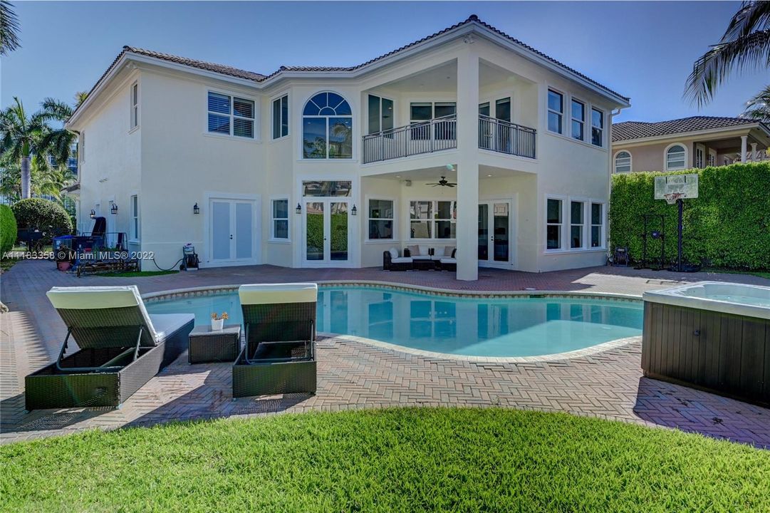 Recently Sold: $2,900,000 (5 beds, 4 baths, 4138 Square Feet)