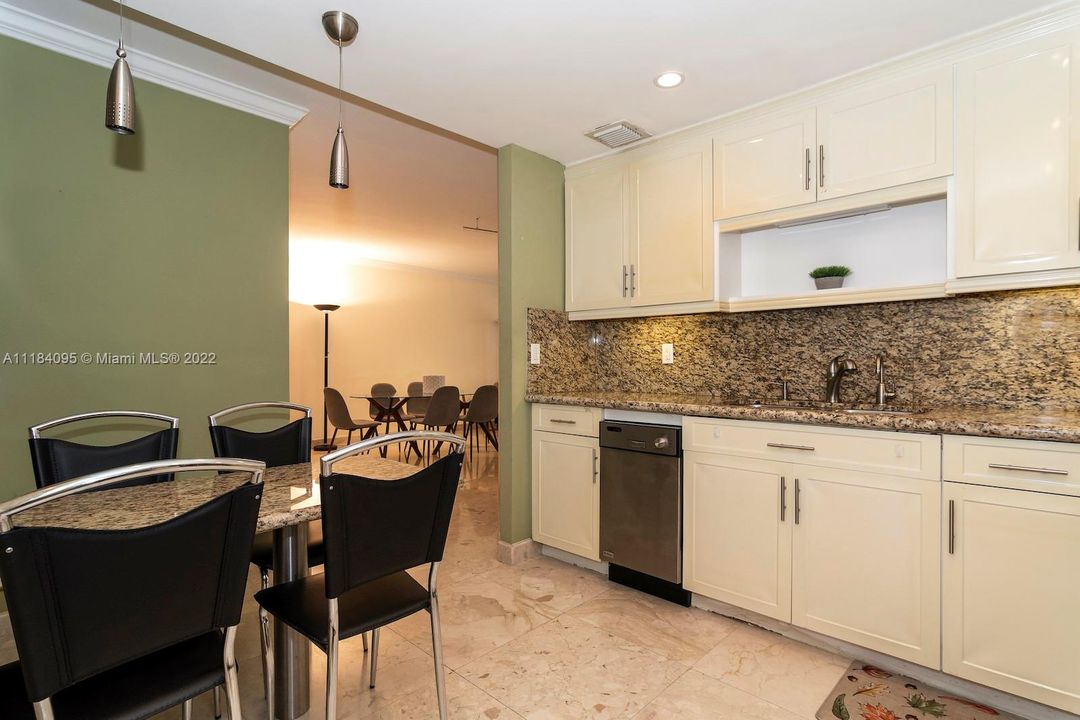 Recently Sold: $850,000 (2 beds, 2 baths, 1388 Square Feet)