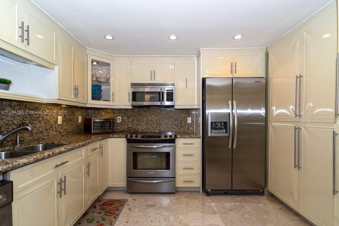 Recently Sold: $850,000 (2 beds, 2 baths, 1388 Square Feet)