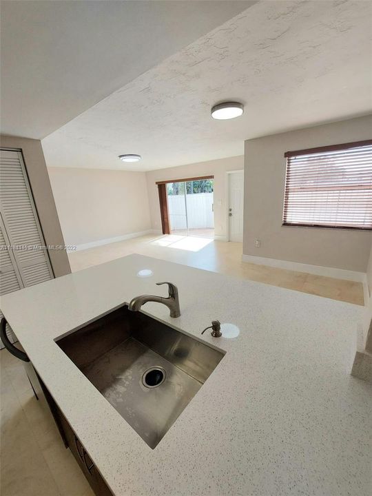 Vendido Recientemente: $379,800 (2 camas, 2 baños, 1000 Pies cuadrados)