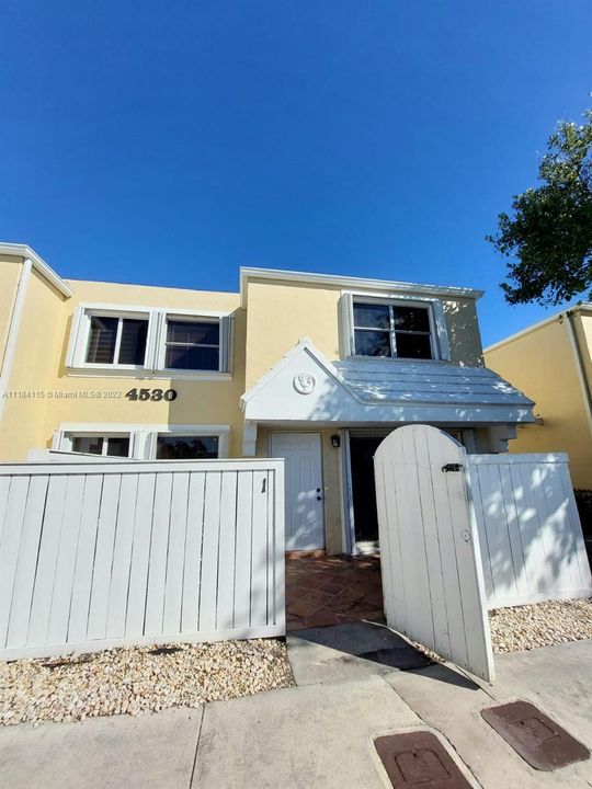 Vendido Recientemente: $379,800 (2 camas, 2 baños, 1000 Pies cuadrados)