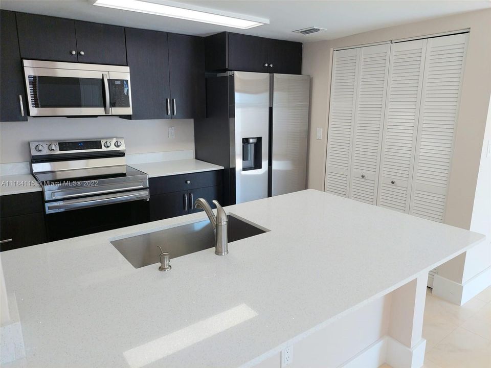 Vendido Recientemente: $379,800 (2 camas, 2 baños, 1000 Pies cuadrados)