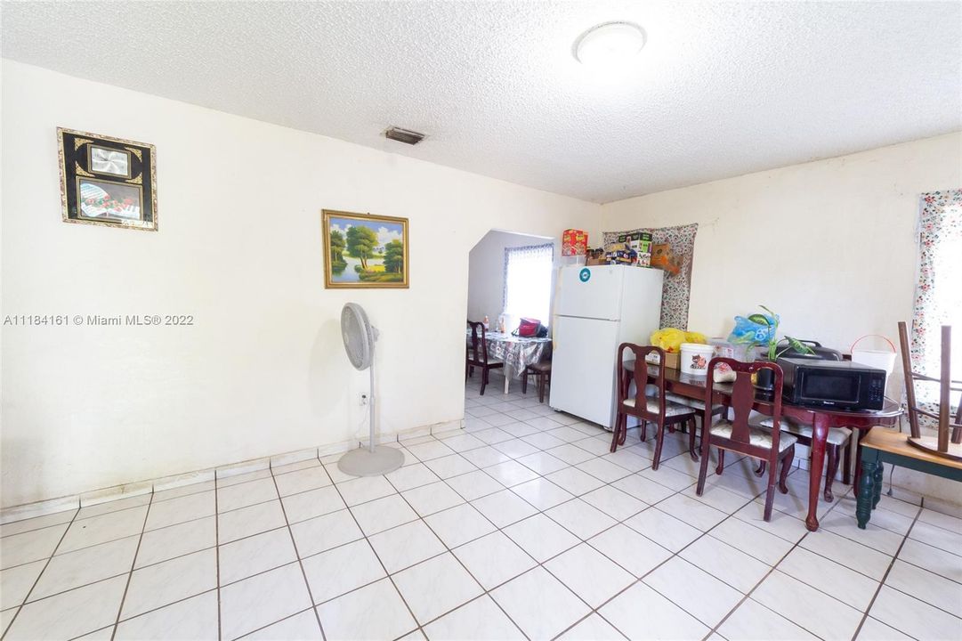 Recently Sold: $275,000 (3 beds, 2 baths, 1146 Square Feet)