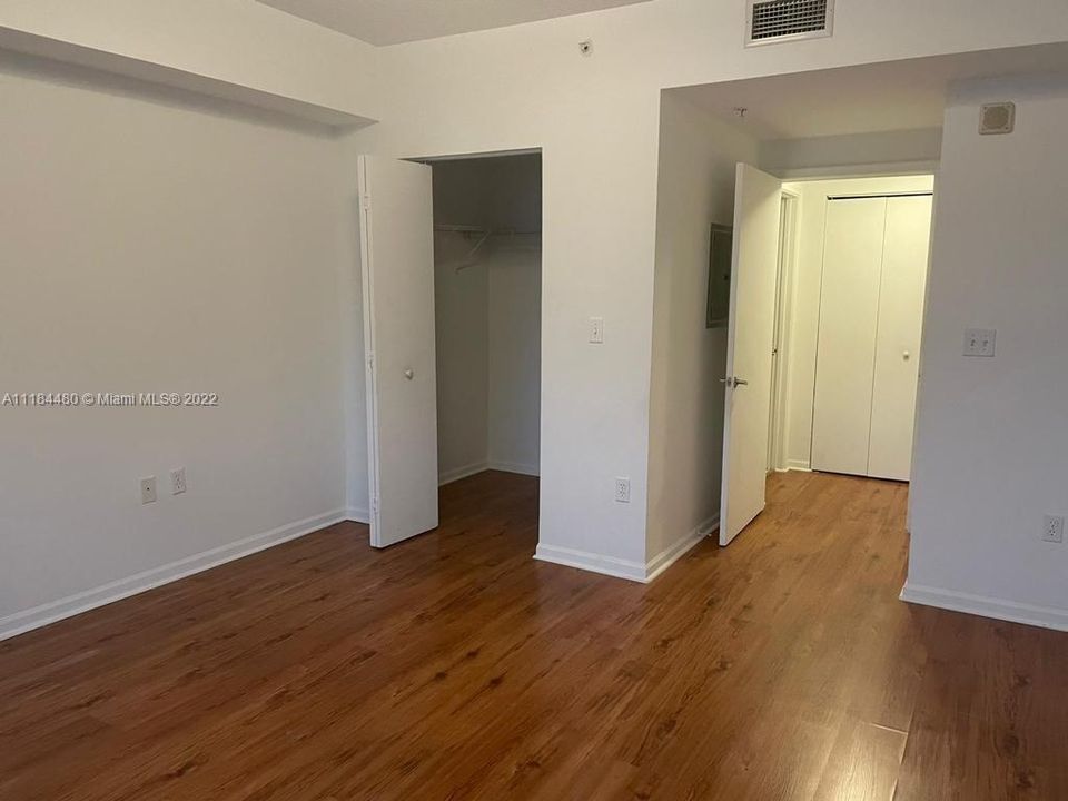 Recently Sold: $355,000 (1 beds, 1 baths, 841 Square Feet)