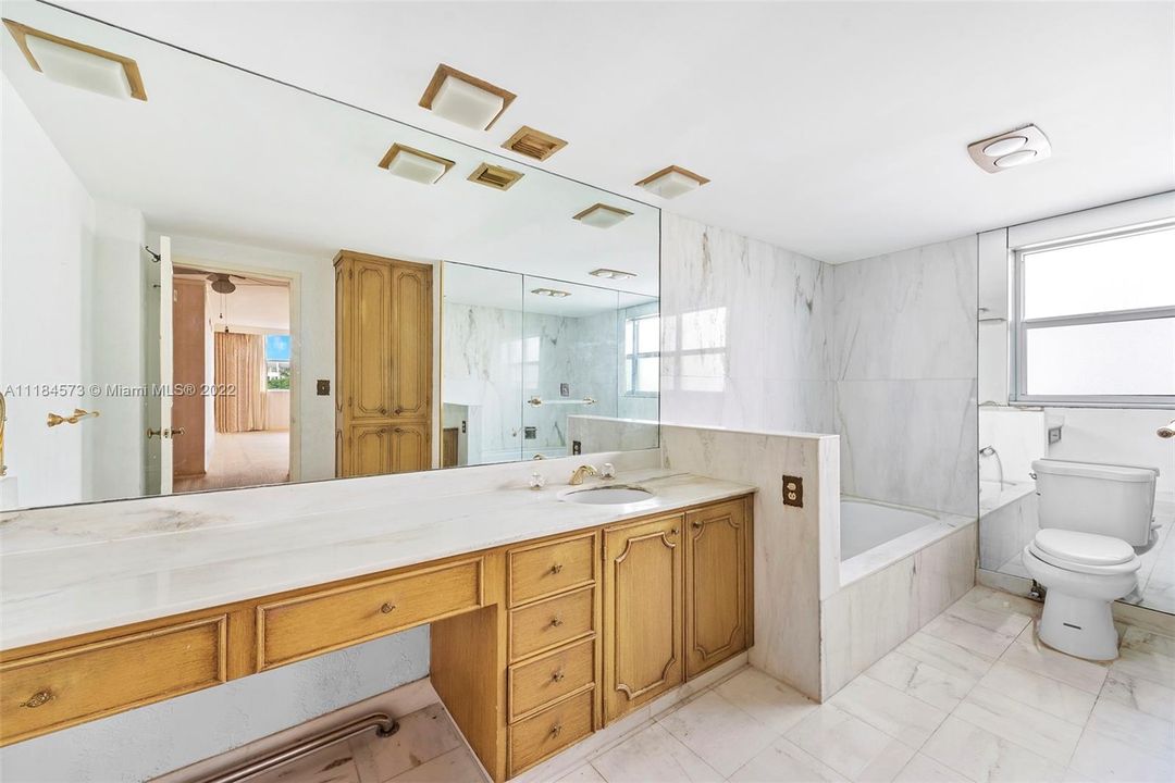 Recently Sold: $875,000 (2 beds, 2 baths, 2116 Square Feet)