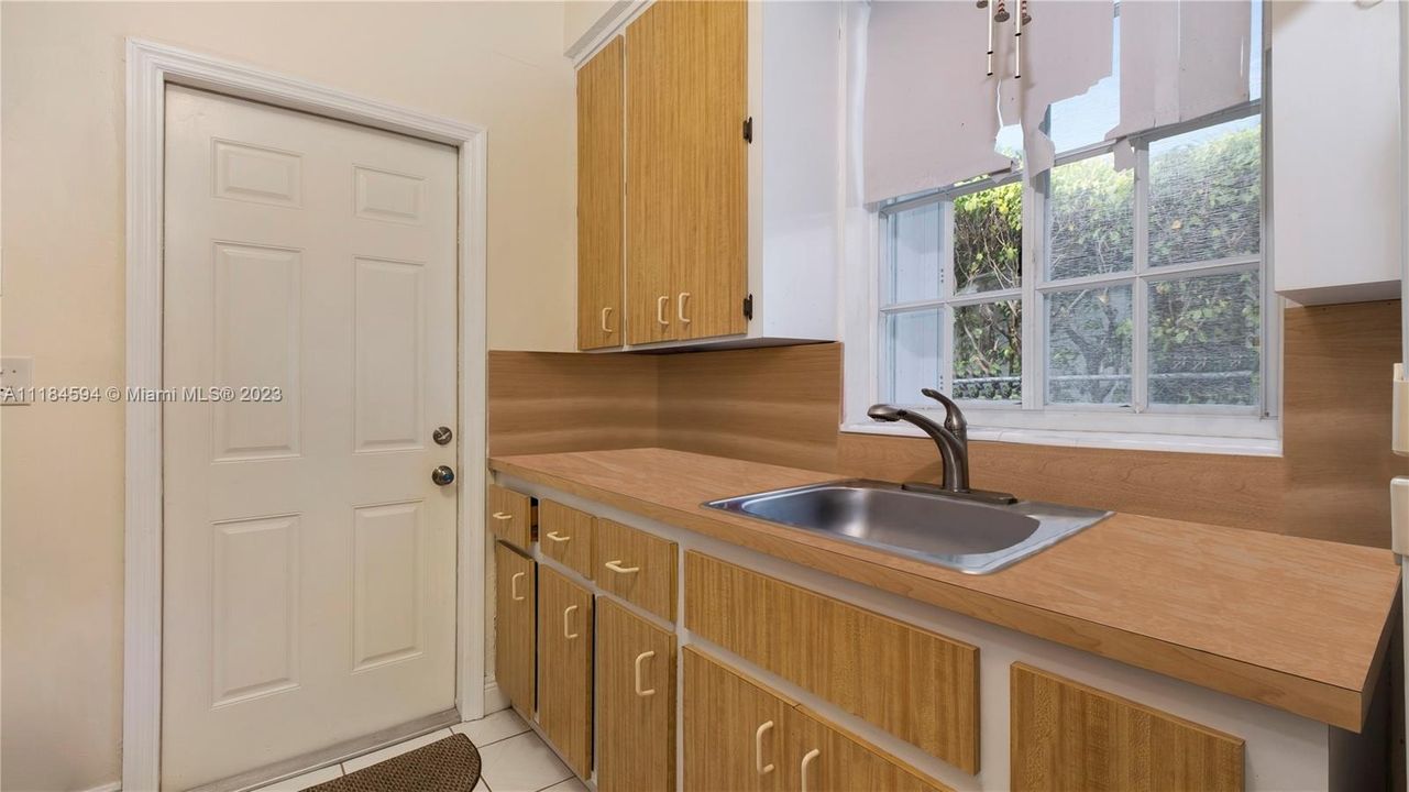 For Sale: $1,900,000 (3 beds, 2 baths, 1702 Square Feet)