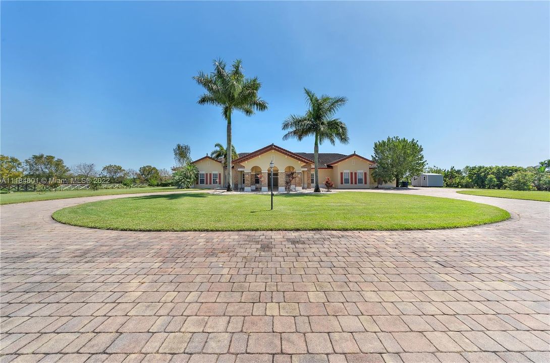 Recently Sold: $2,200,000 (5 beds, 4 baths, 5839 Square Feet)