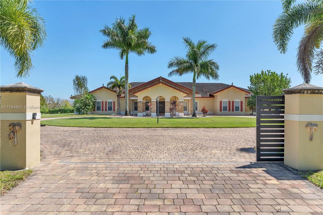 Recently Sold: $2,200,000 (5 beds, 4 baths, 5839 Square Feet)