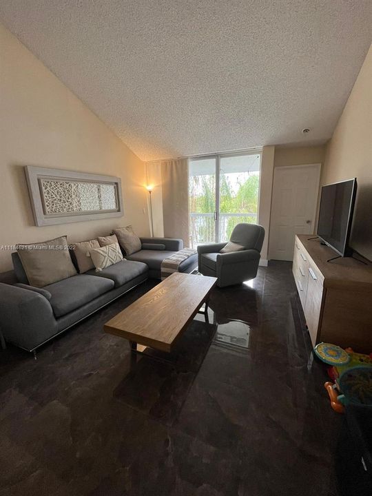 Recently Sold: $349,000 (2 beds, 2 baths, 1128 Square Feet)
