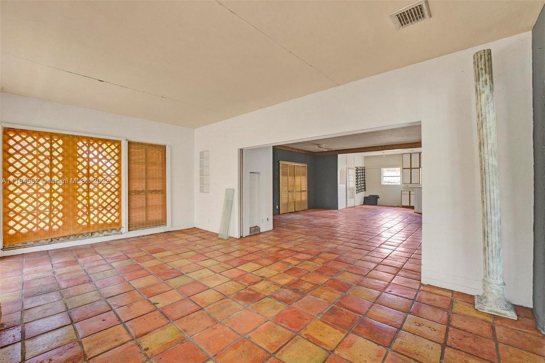 Vendido Recientemente: $799,000 (3 camas, 3 baños, 2327 Pies cuadrados)