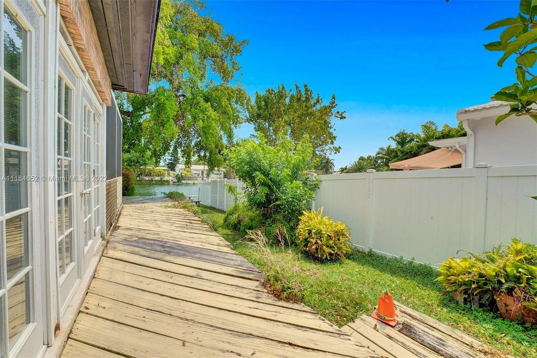 Vendido Recientemente: $799,000 (3 camas, 3 baños, 2327 Pies cuadrados)