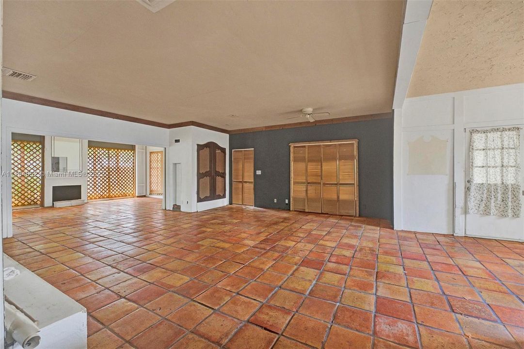 Vendido Recientemente: $799,000 (3 camas, 3 baños, 2327 Pies cuadrados)