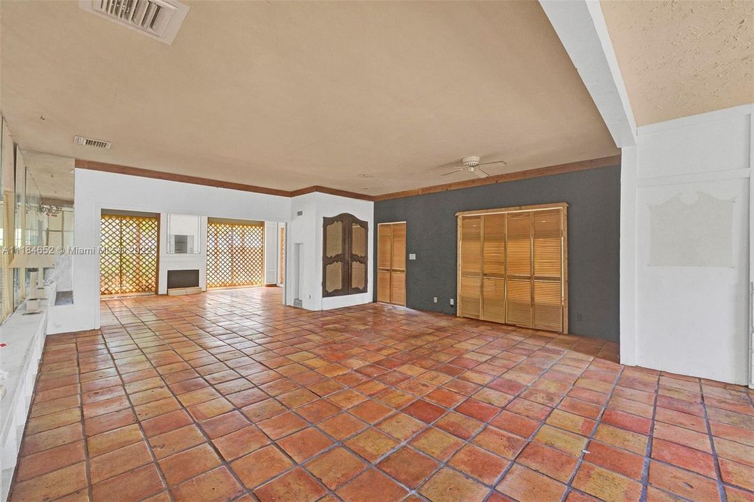 Vendido Recientemente: $799,000 (3 camas, 3 baños, 2327 Pies cuadrados)