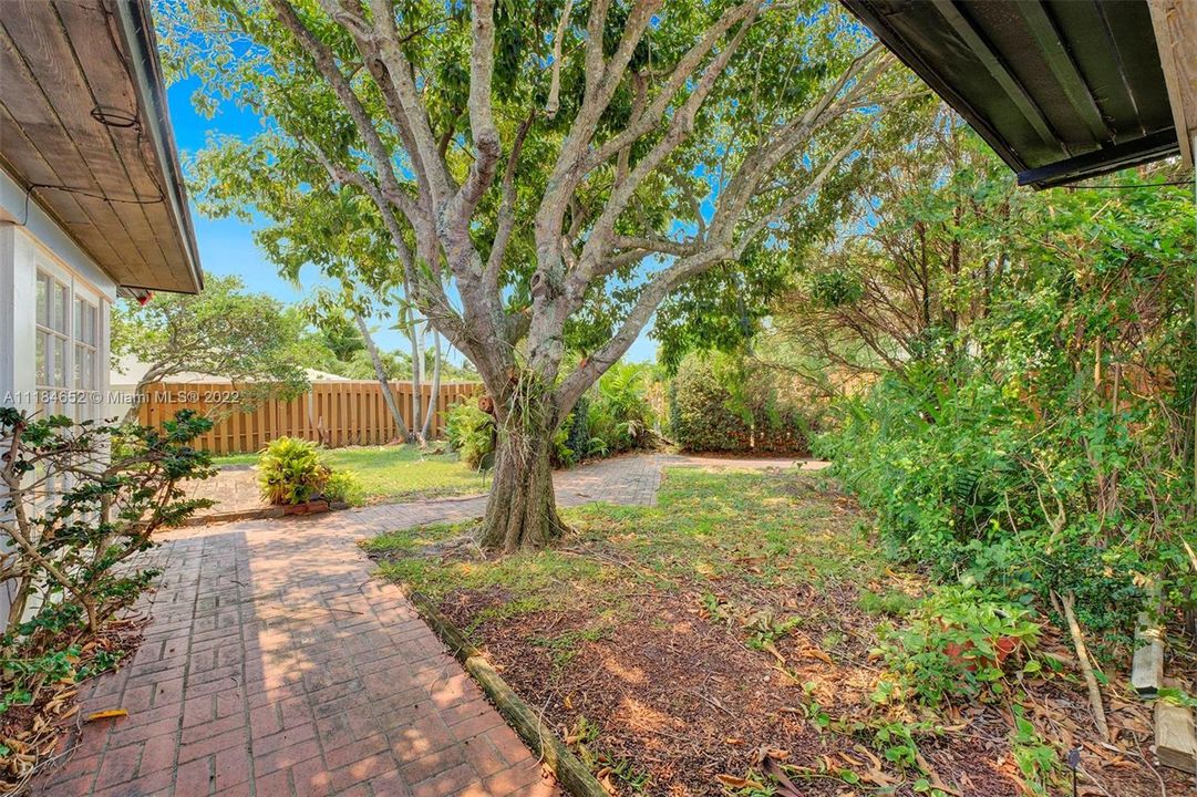 Vendido Recientemente: $799,000 (3 camas, 3 baños, 2327 Pies cuadrados)