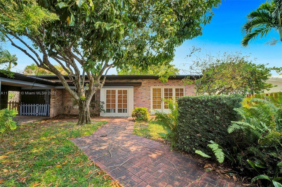 Vendido Recientemente: $799,000 (3 camas, 3 baños, 2327 Pies cuadrados)