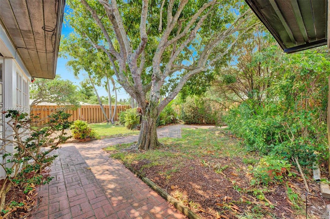 Vendido Recientemente: $799,000 (3 camas, 3 baños, 2327 Pies cuadrados)