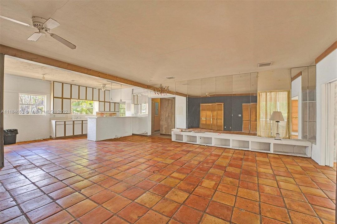 Vendido Recientemente: $799,000 (3 camas, 3 baños, 2327 Pies cuadrados)