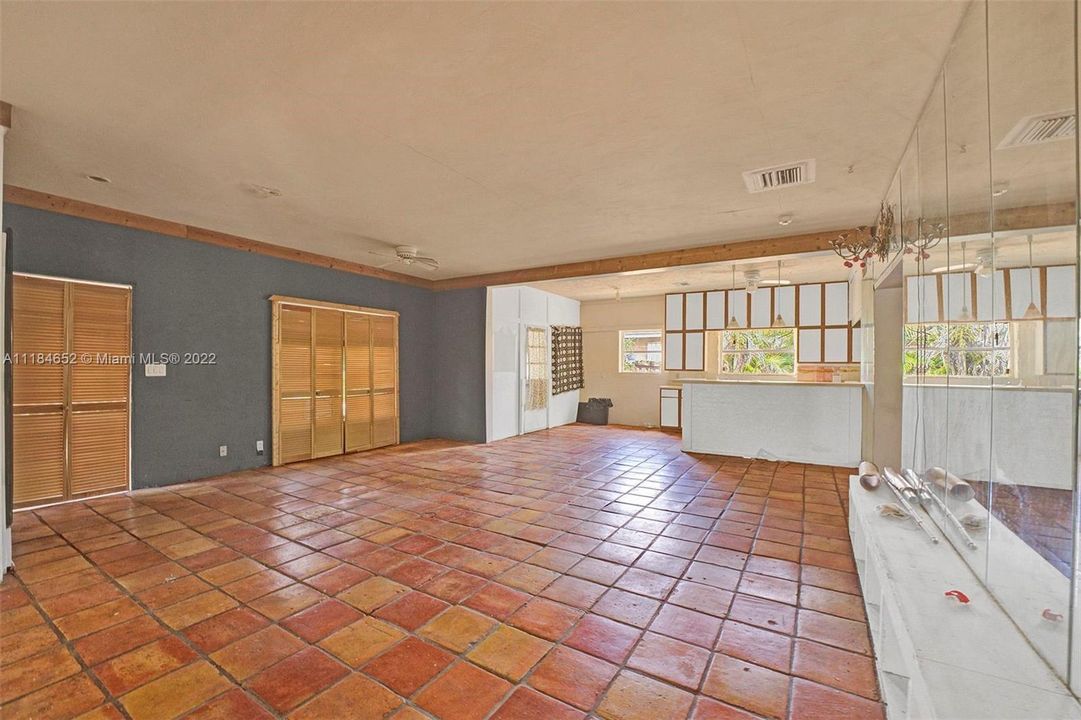 Vendido Recientemente: $799,000 (3 camas, 3 baños, 2327 Pies cuadrados)