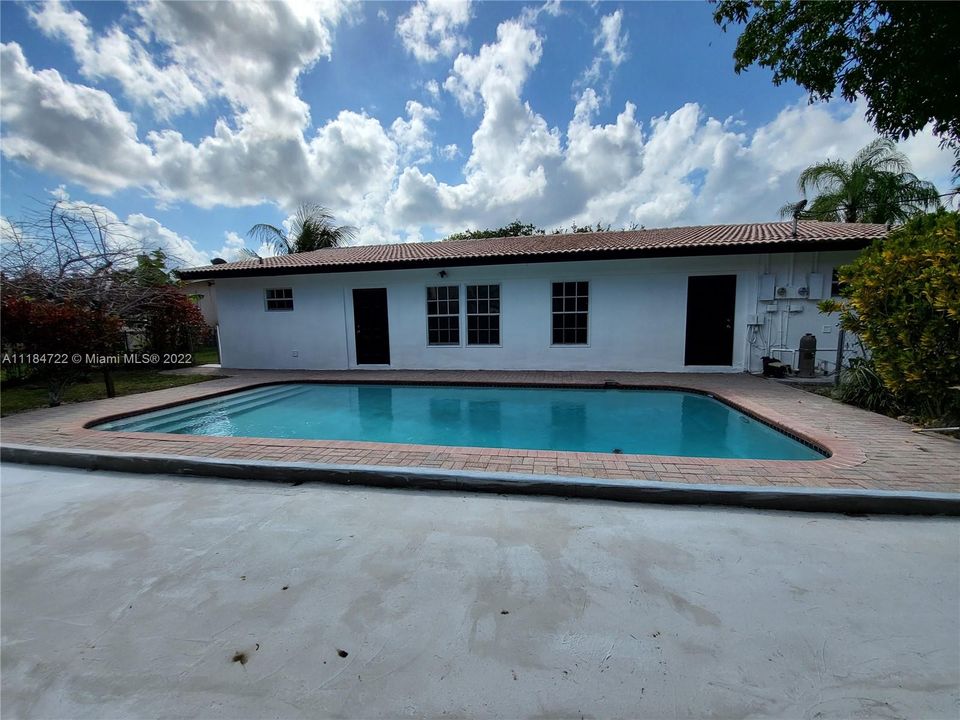 Recently Rented: $2,800 (3 beds, 1 baths, 1238 Square Feet)