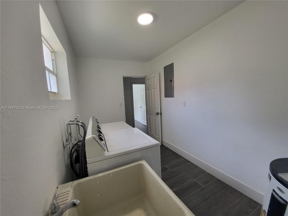 Recently Rented: $2,800 (3 beds, 1 baths, 1238 Square Feet)