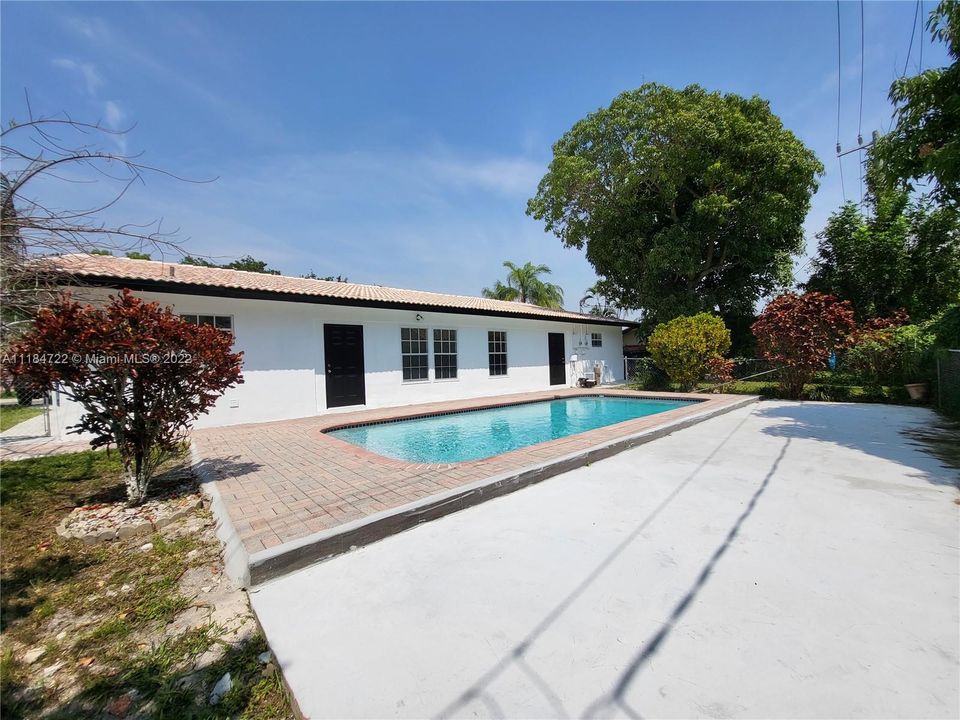 Recently Rented: $2,800 (3 beds, 1 baths, 1238 Square Feet)